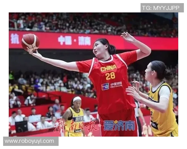 中国女篮备战波黑宫鲁鸣特别指导张子宇提升技能